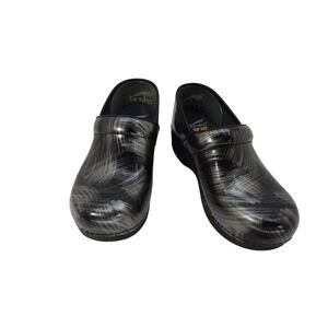 Dansko XP 20 Clogs Black Silver Brushstroke Patent Leather Slip On Shoes Wom 7.5